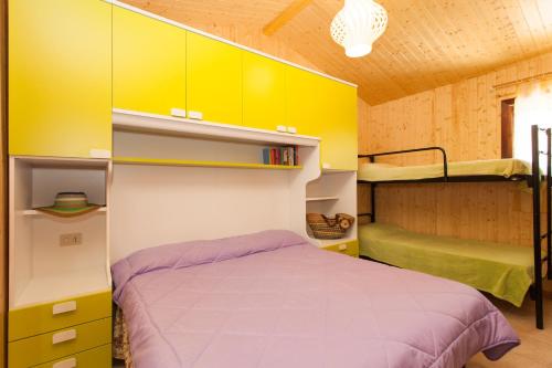 1 queen bed, 1 bunk bed