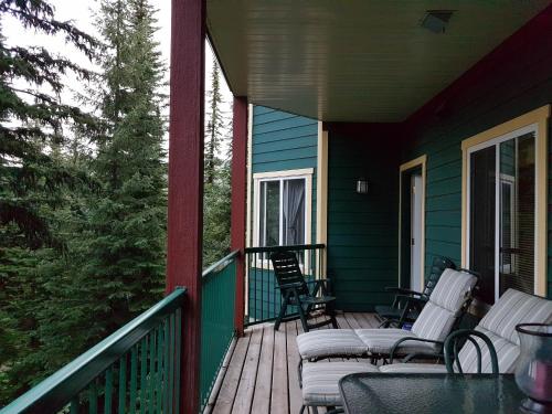 Vacation Homes by The Bulldog- Berkers Suite A in Silver Star, Canada