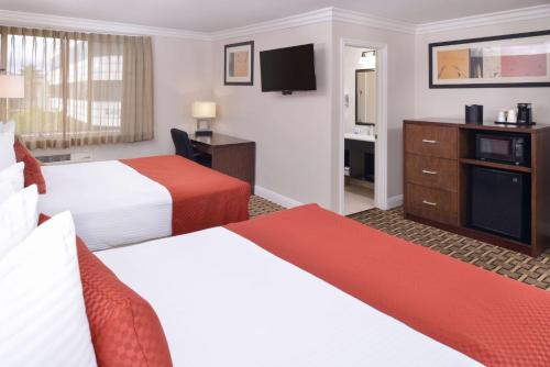 Queen Room with Two Queen Beds - Non-Smoking image 3