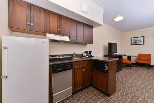 廚房, 最佳西方Plus皮奧里亞酒店 (Best Western Plus Peoria) in 東皮奧里亞