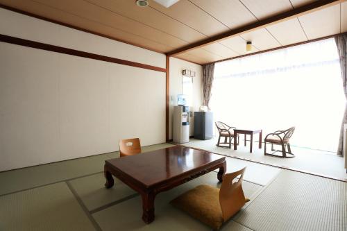 Shotoen The 3-star Shotoen offers comfort and convenience whether youre on business or holiday in Tottori. The property offers a wide range of amenities and perks to ensure you have a great time. Service-min