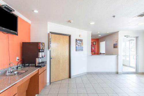 Motel 6-Hutchins, TX – Dallas, TX