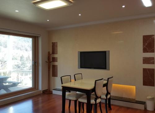 Standard Studio (6 Adults)