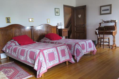 2 twin beds, 1 futon bed