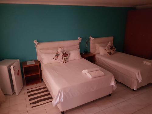 1 double bed, 1 twin bed