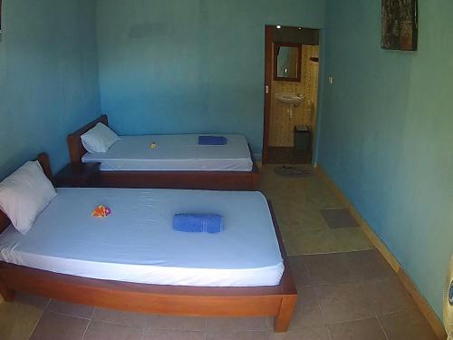 2 twin beds