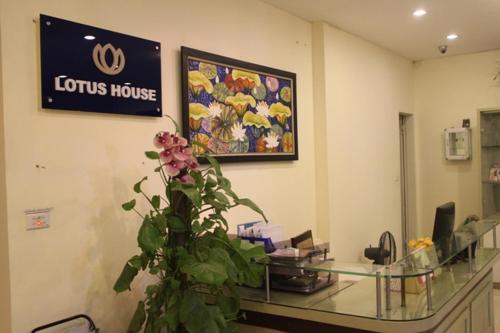 Lotus House Located in Tay Ho District, Lotus House is a perfect starting point from which to explore Hanoi. The property features a wide range of facilities to make your stay a pleasant experience. Service-minde