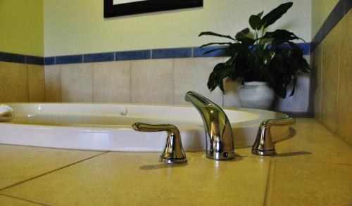 Anacortes Ship Harbor Inn - 화장실
