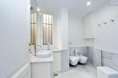 Prestigious Apartment Via Veneto - image 2