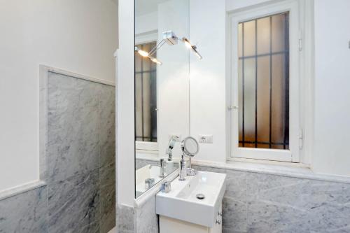 Prestigious Apartment Via Veneto - image 9