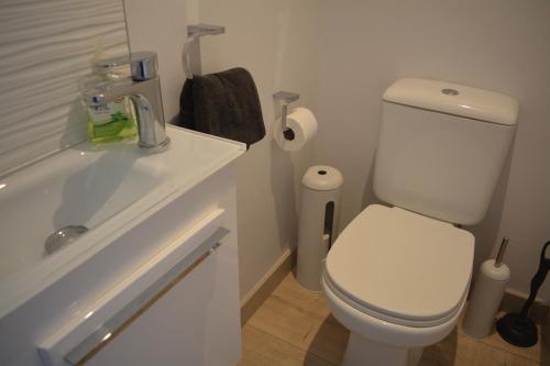 Trendy, Modern City Centre Apartment - Tap to explore photos