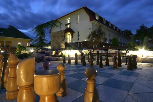 Hotel Kiss - image 10