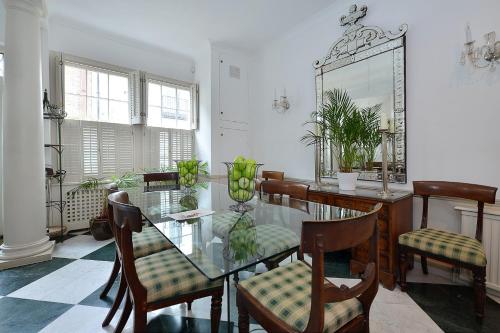 Ennismore Mews photo 2