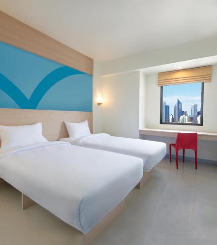 Standard Twin Room image 10
