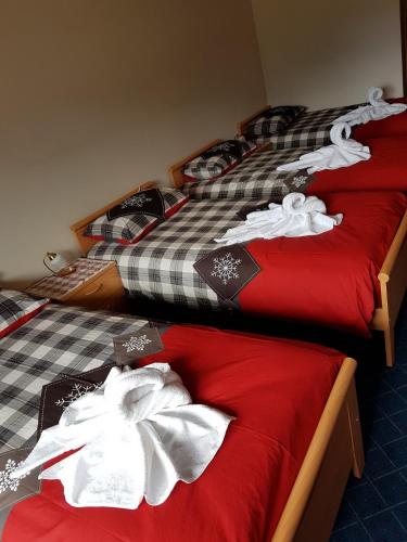 1 queen bed, 2 twin beds