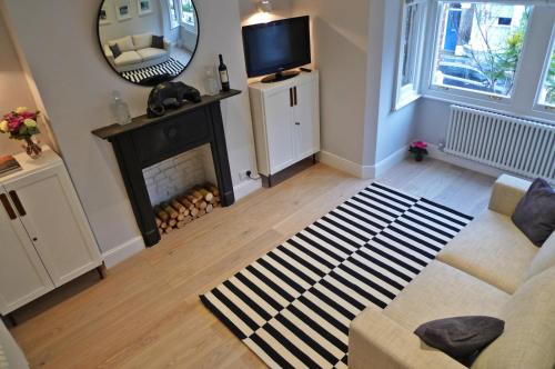 Sparkling Apartment In Kensington Olympia, , London