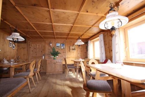 Shared lounge/TV area, Pension Waldesruh in Solden