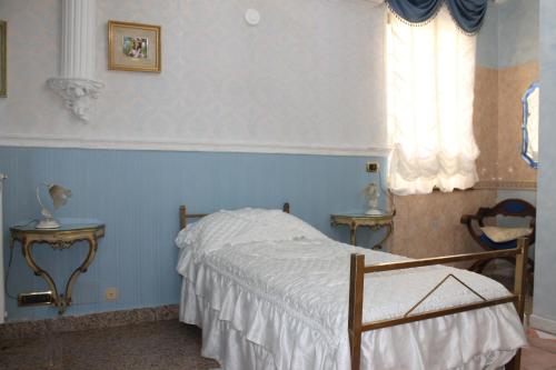 B&B San Peter's Golden Rooms - Tap to explore photos
