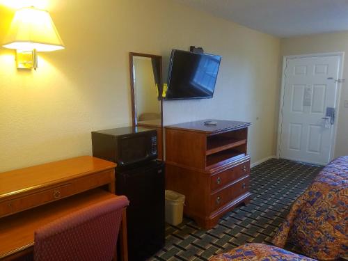 Americas Best Value Inn-Winnsboro - image 5