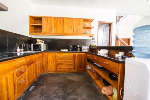 Villa Martine - Fantastic 5BR Villa - Perfect Location in Seminyak - image 4