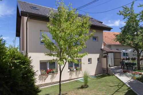 ทัศนียภาพภายนอกโรงแรม, IRIS Room & Apartment in สลุนจ์