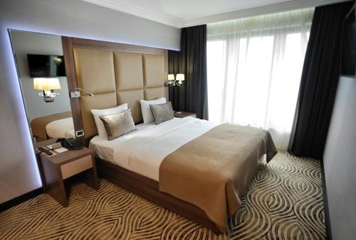 1 king bed, 1 sofa bed