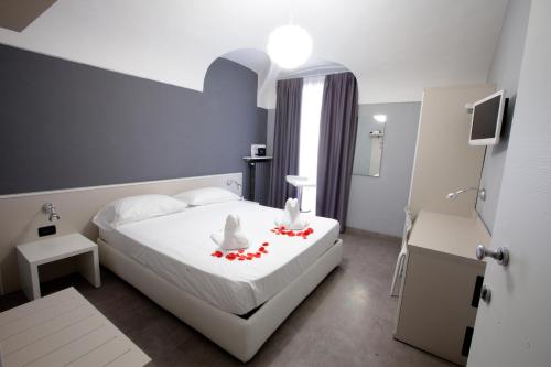 Double or Twin Room image 8