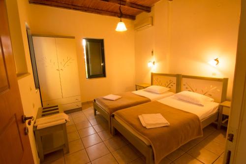 2 bedrooms, 4 beds