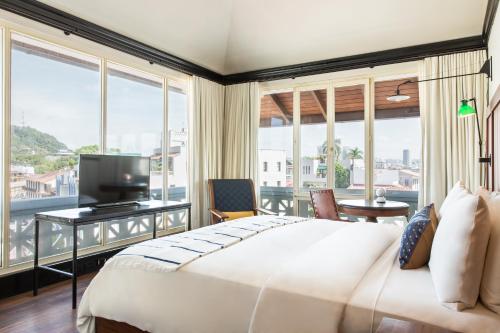 American Trade Hotel American Trade Hotel is perfectly located for both business and leisure guests in Coronado. Featuring a complete list of amenities, guests will find their stay at the property a comfortable one. Servi