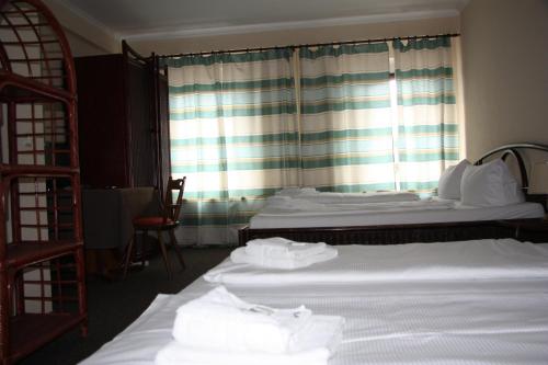 1 queen bed, 2 twin beds