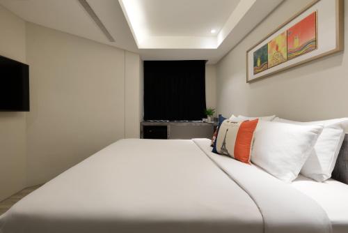 Standard Double Room image 9