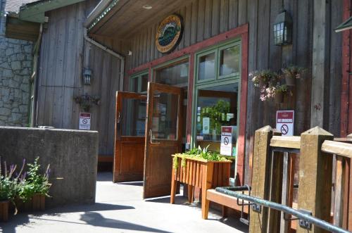 Howe Sound Inn & Brewing Company