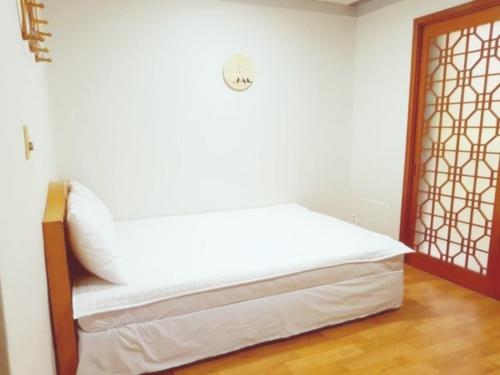 White House White House is conveniently located in the popular Seoraksan area. Featuring a satisfying list of amenities, guests will find their stay at the property a comfortable one. Service-minded staff will we