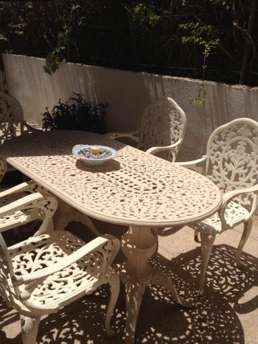 Zhimbad B&B by the sea