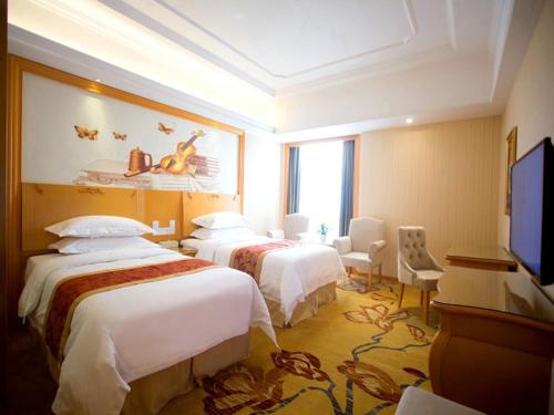 Vienna International Hotel Tianjin Jingjin Road Vienna International Hotel Tianqing Jingjin Road is a popular choice amongst travelers in Tianjin, whether exploring or just passing through. The property offers a high standard of service and ameniti