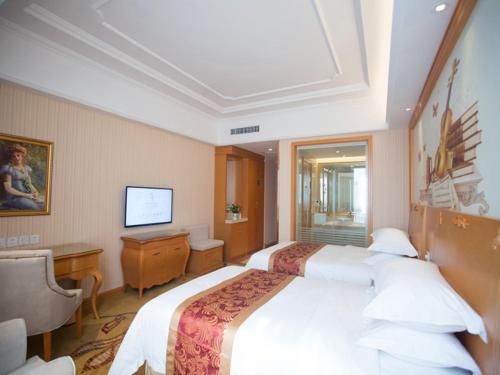 Vienna International Hotel Tianjin Jingjin Road Vienna International Hotel Tianqing Jingjin Road is a popular choice amongst travelers in Tianjin, whether exploring or just passing through. The property offers a high standard of service and ameniti