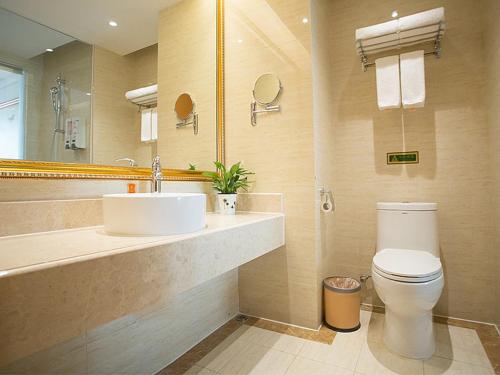 Vienna International Hotel Tianjin Jingjin Road Vienna International Hotel Tianqing Jingjin Road is a popular choice amongst travelers in Tianjin, whether exploring or just passing through. The property offers a high standard of service and ameniti