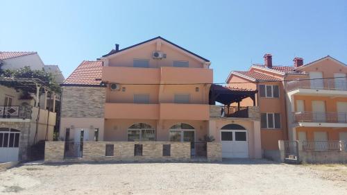 2 bedrooms, 3 beds