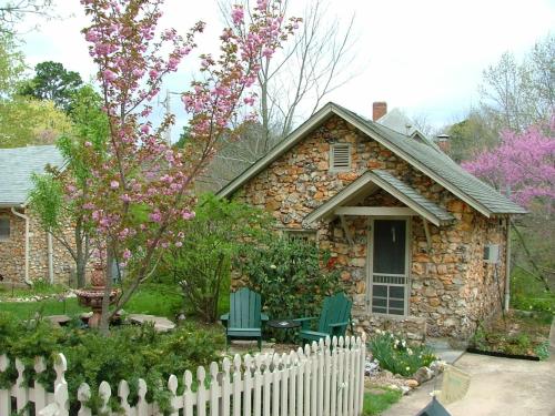 Rock Cottage Gardens B&B in Eureka Springs, USA