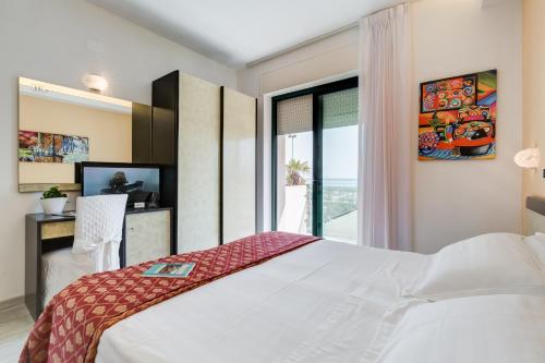 Deluxe Double Room with Balcony and Sea View