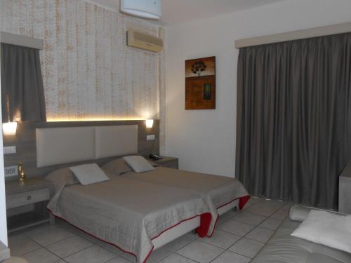Double or Twin Room image 3