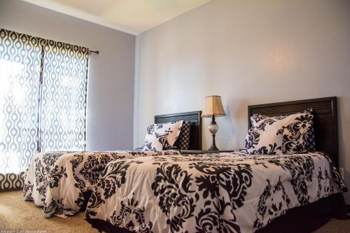 1 queen bed, 2 twin beds