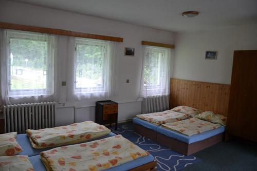 3 queen beds
