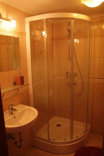 Bathroom, Gyula Var Panorama Apartman in Kastelykert