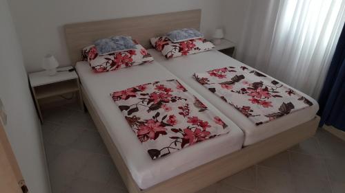 2 bedrooms, 4 beds