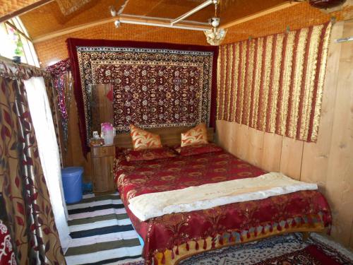 Houseboat Dunhill