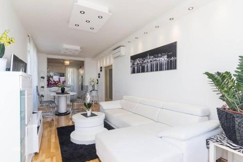 Two-Bedroom Apartment with Balcony and Sea View image 2