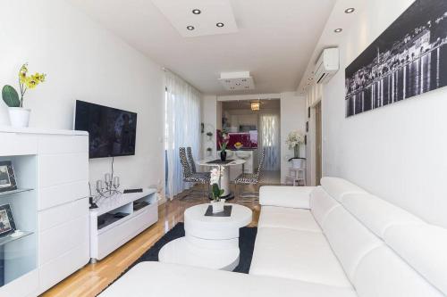 Two-Bedroom Apartment with Balcony and Sea View image 1