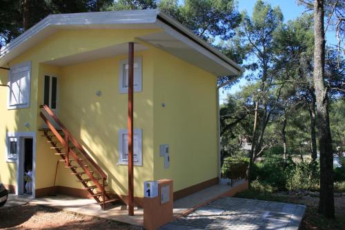 Apartments by the sea Vrboska (Hvar) - 13551 