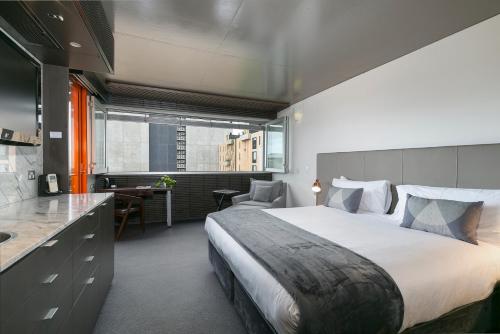 Balcony Suite image 4
